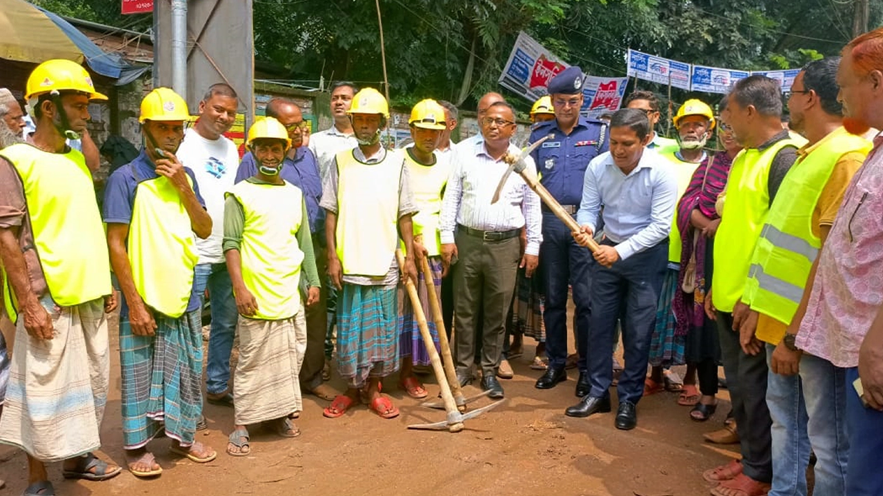 ত্রিশাল পৌরসভার মেইন রোডের সংস্কার কাজের উদ্বোধন। ছবি : কালবেলা