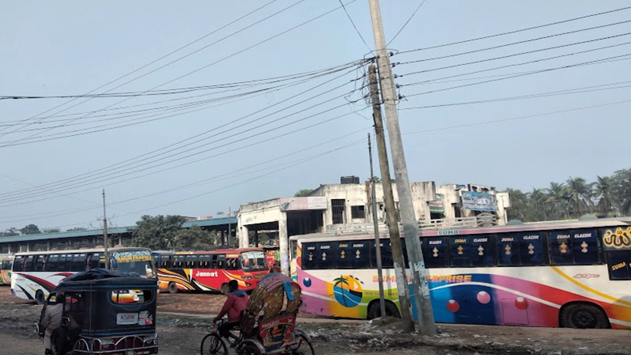 থ্রি হুইলার ও বাস শ্রমিকদের মধ্যে পাল্টাপাল্টি হামলায় ফরিদপুর থেকে সব রুটে বাস চলাচল বন্ধ রয়েছে। ছবি : কালবেলা