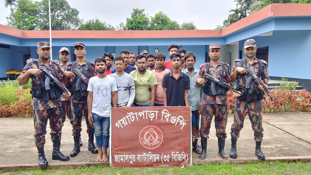 কুড়িগ্রামের রৌমারী উপজেলার শৌলমারী সীমান্তে বিজিবির হাতে আটক ১২ যুবক। ছবি : কালবেলা