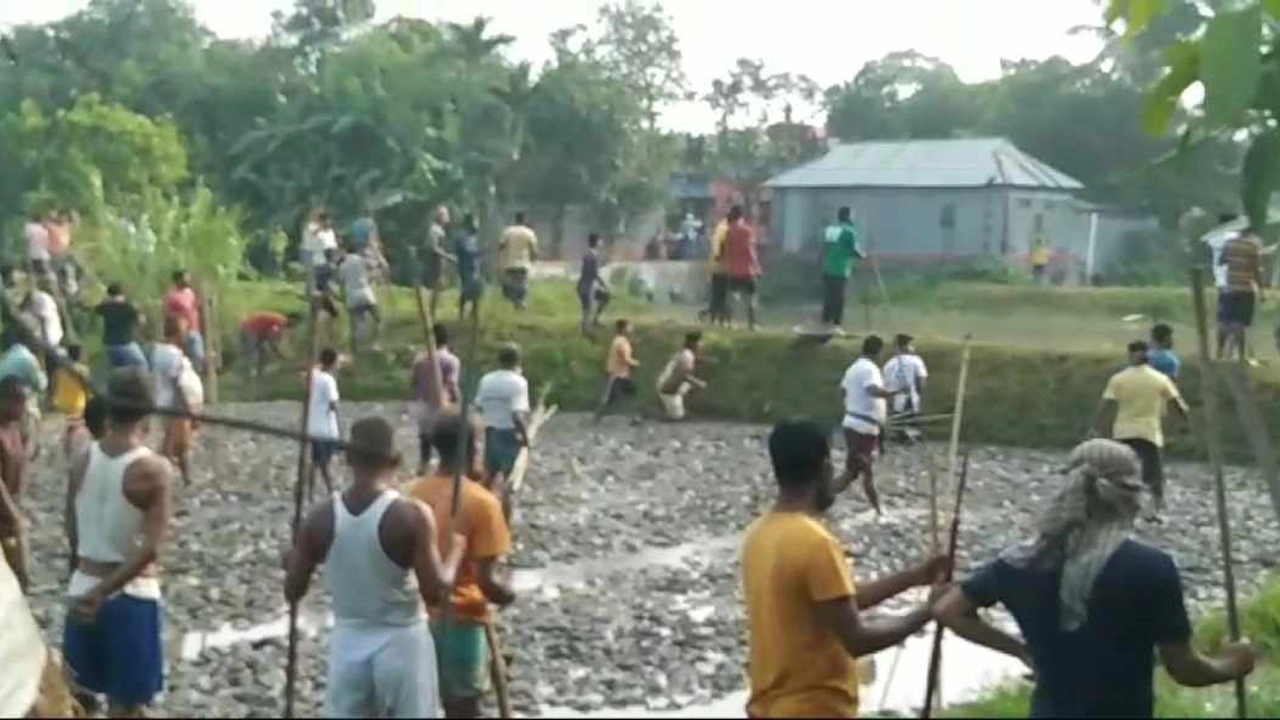 টাকা নিয়ে দুপক্ষের লোকজন দেশীয় অস্ত্র নিয়ে সংঘর্ষে জড়িয়ে পড়ে। ছবি : সংগৃহীত