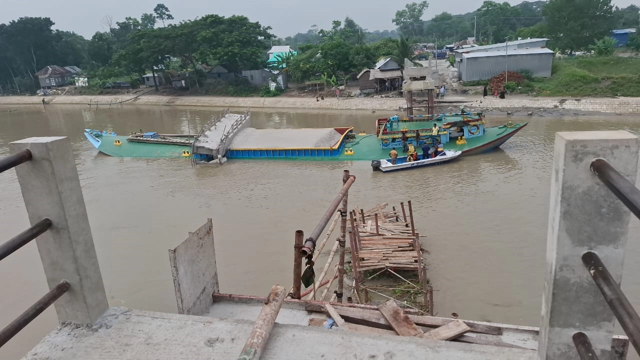 নৌকার উপরে পড়ে আছে নির্মাণাধীন বিকল্প ব্রিজটি। ছবি : কালবেলা