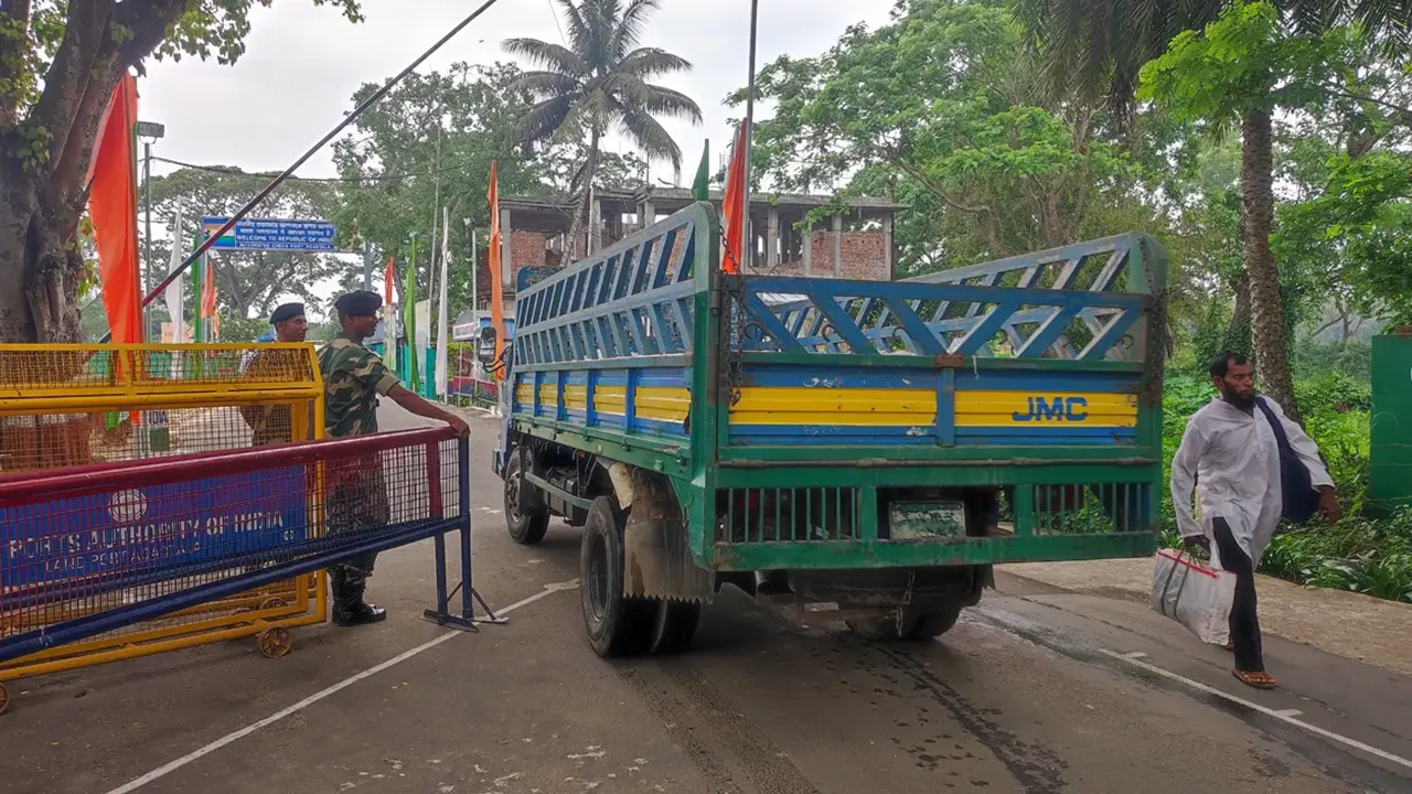 আখাউড়া স্থলবন্দরের কার্যক্রমের একটি চিত্র। ছবি : কালবেলা