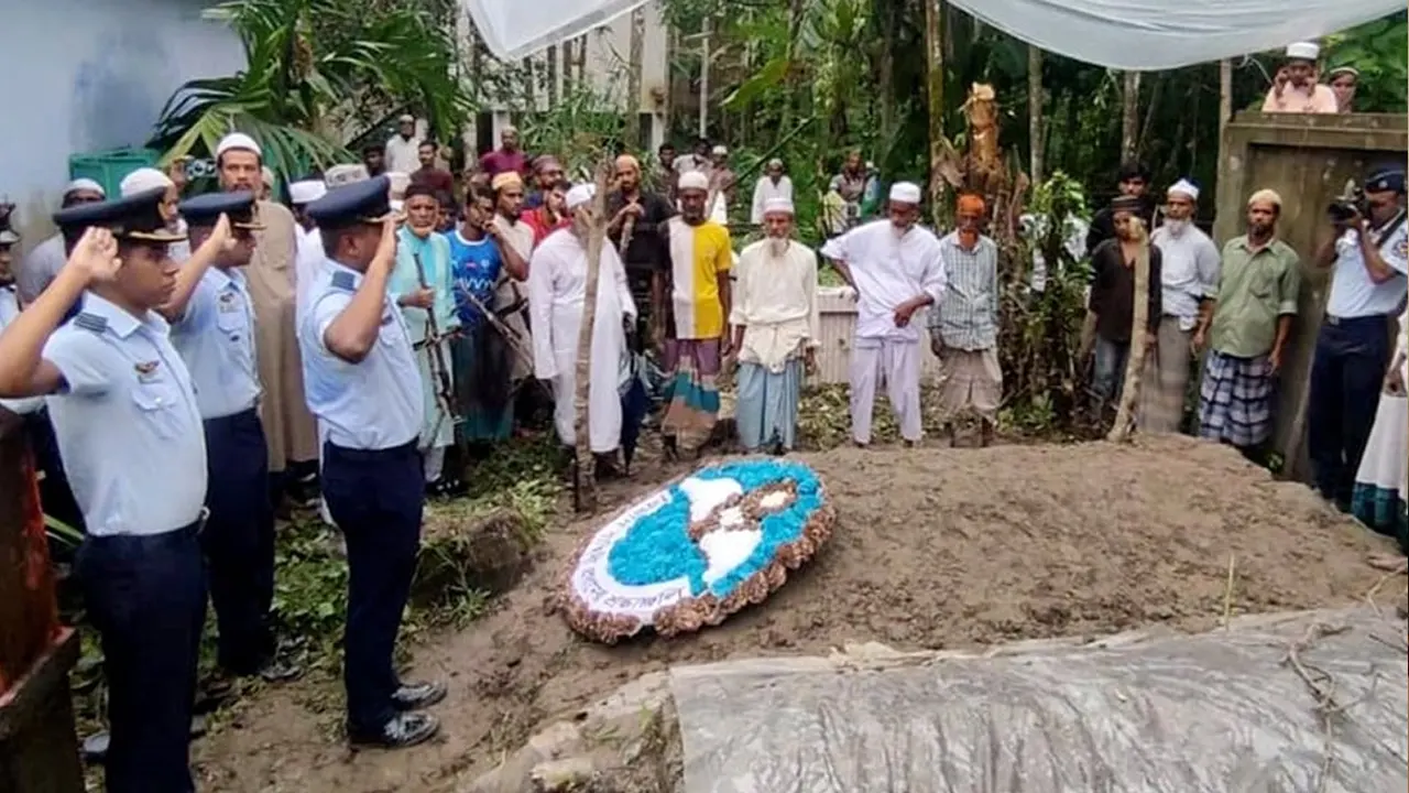 রাষ্ট্রীয় মর্যাদায় স্কোয়াড্রন লিডার মো. সাইফুল মনিরের দাফন সম্পন্ন। ছবি : সংগৃহীত