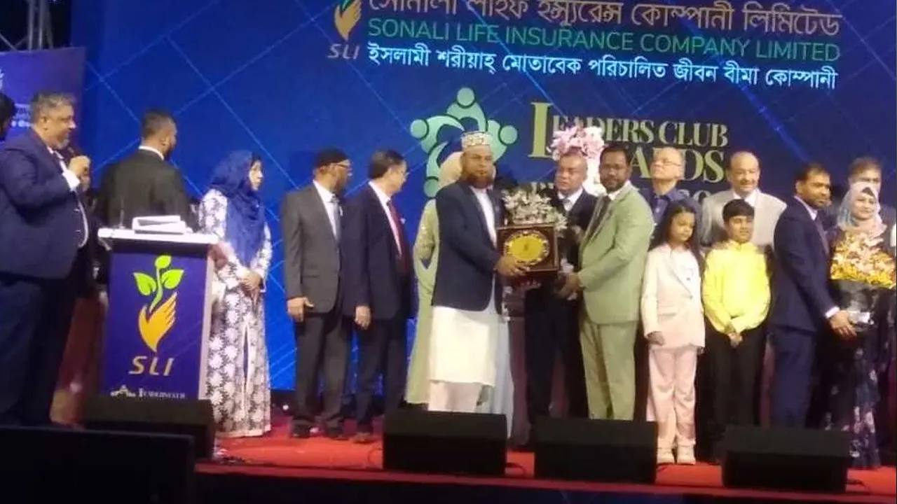 রাজধানীর সোনারগাঁও হোটেলে সোনালী লাইফ ইন্স্যুরেন্স আয়োজিত ‘লিডার্স ক্লাব অ্যাওয়ার্ড’ অনুষ্ঠান। ছবি : কালবেলা