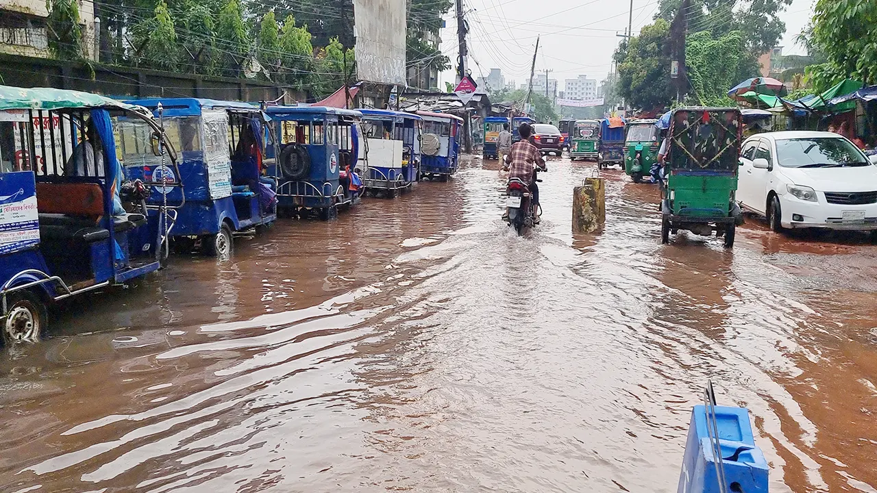 নোয়াখালী শহরের প্রায় সব সড়ক এভাবে পানিতে ডুবে থাকতে দেখা যায়। ছবি : কালবেলা