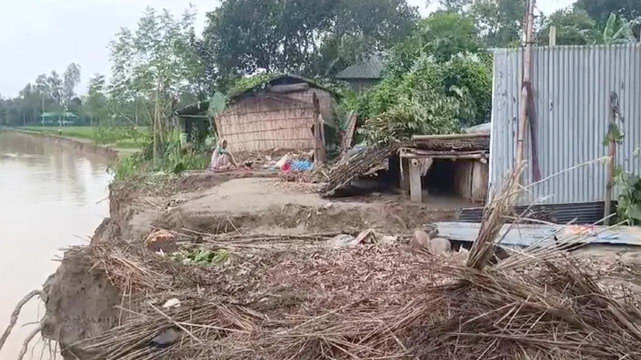 জামালপুরের দেওয়ানগঞ্জে সীমান্তবর্তী ডাংধরা ইউনিয়নে লোকায় ঝোরার গর্ভে বিলীন হয় পাথরের চর গ্ৰামের বাড়িঘর। ছবি : কালবেলা