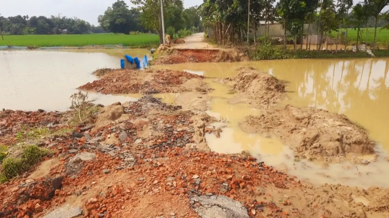 বন্যার পর ক্ষতিগ্রস্ত ময়মনসিংহের রাস্তাঘাট। ছবি : কালবেলা