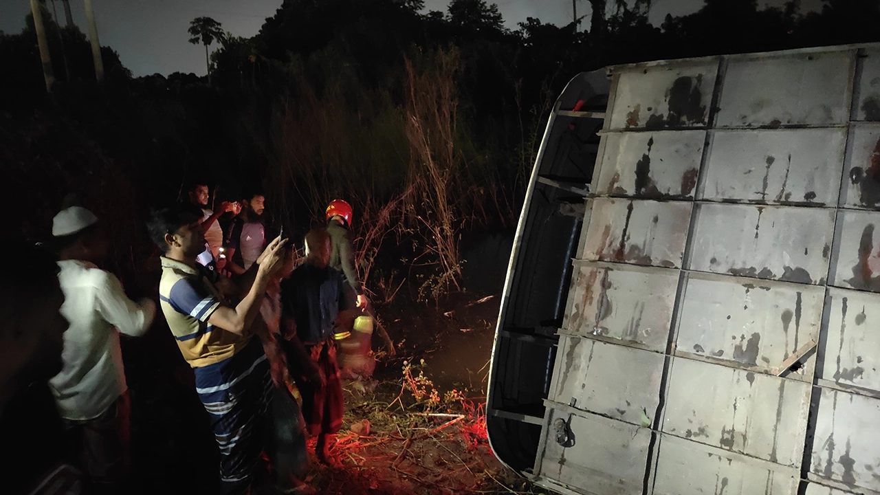 সোনারগাঁয়ে যাত্রীবাহী বাস নিয়ন্ত্রণ হারিয়ে খাদে পড়ে ৫০ যাত্রী আহত। ছবি : কালবেলা