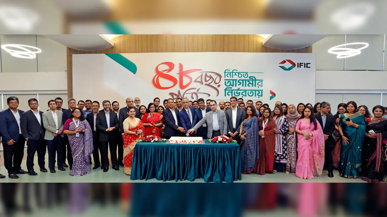 ‘আইএফআইসি টাওয়ার’-এর মাল্টিপারপাস হলে কেক কেটে ৪৮তম বর্ষপূর্তি উৎসব উদ্বোধন করা হয়। ছবি : কালবেলা