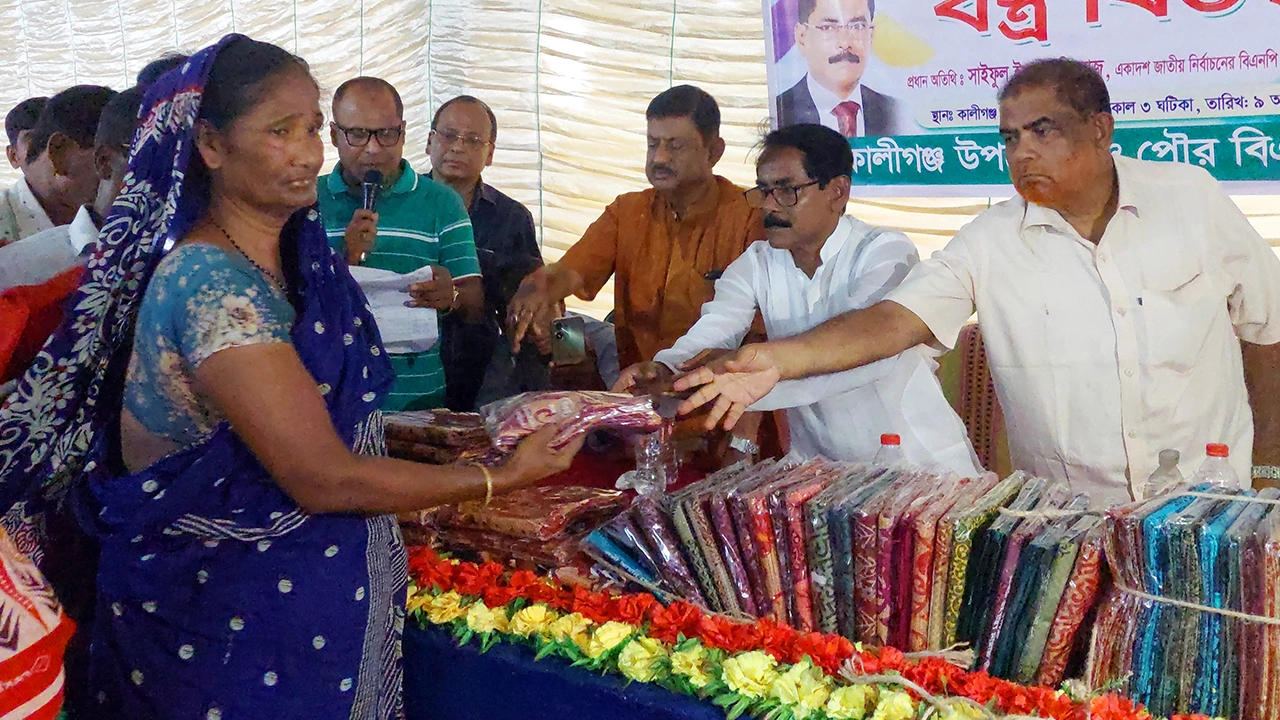 ঝিনাইদহের কালীগঞ্জে কালিবাড়ি পূজা মন্দিরে শারদীয়া দুর্গোৎসবে বিএনপির পক্ষ থেকে বস্ত্র বিতরণ। ছবি : কালবেলা