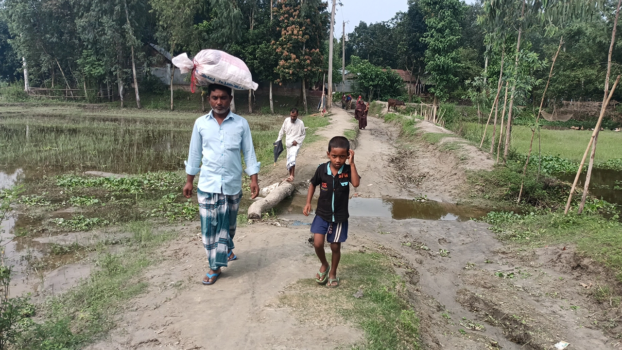 কুড়িগ্রামের চিলমারীতে সড়কের সংস্কার কাজ শুরুর পর কয়েক মাস ধরে বন্ধ থাকায় যাতায়াতে স্থানীয়দের ভোগান্তি। ছবি : কালবেলা