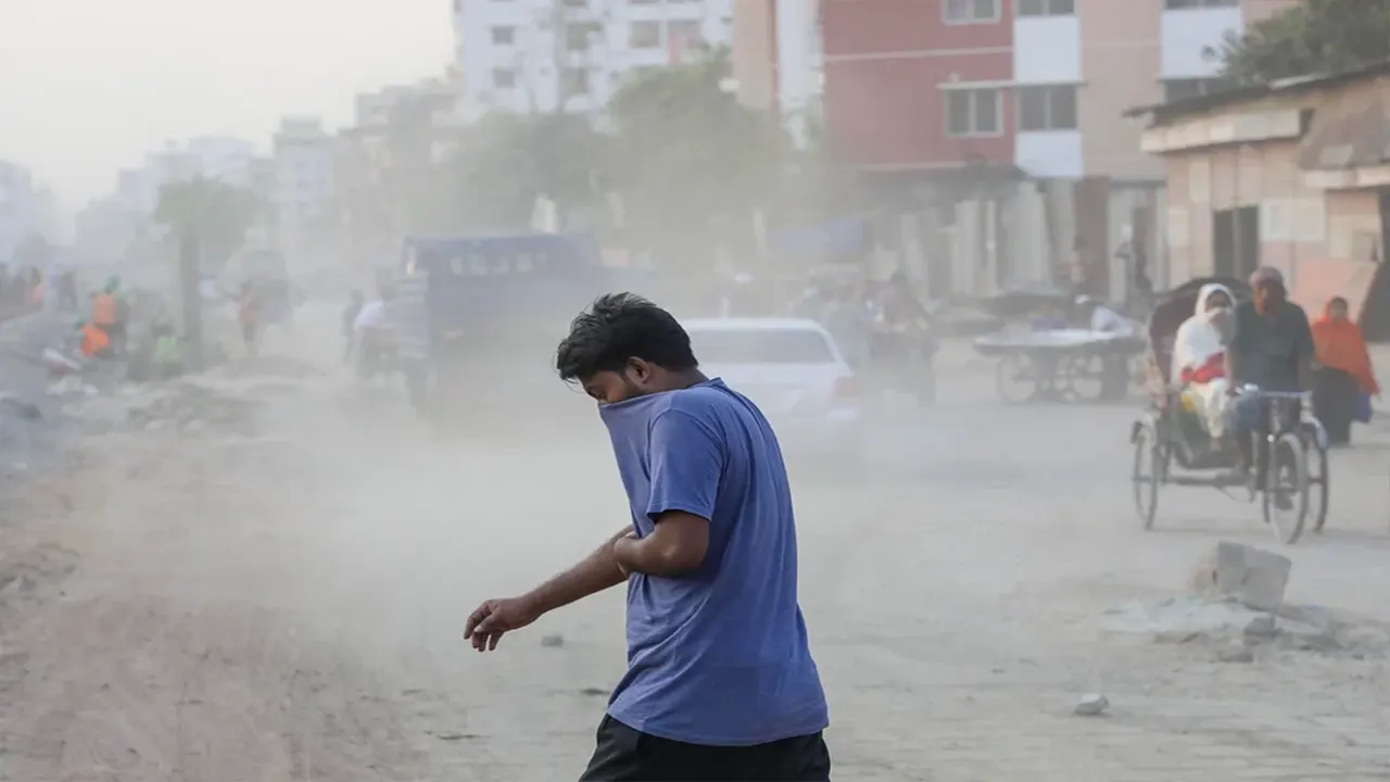 বায়ুদূষণের ফলে মুখে কাপড় দিয়ে রাস্তা পার হচ্ছে পথচারী। ছবি : সংগৃহীত