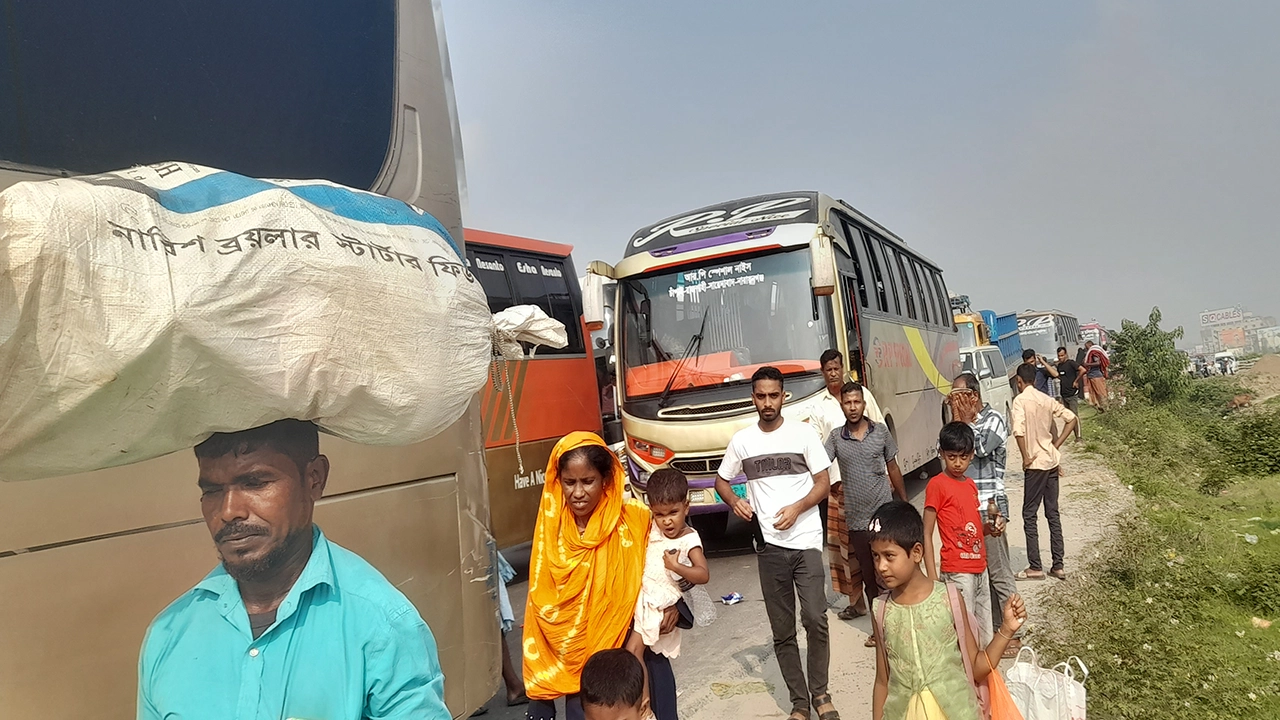 উত্তরাঞ্চলগামী মহাসড়কে তীব্র যানজটে অপেক্ষমাণ যাত্রীবাহী যানবাহন। ছবি : কালবেলা