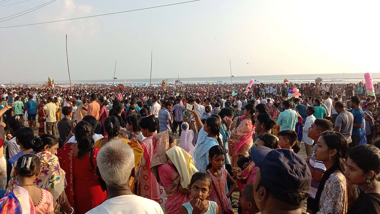 কক্সবাজার সমুদ্র সৈকতে প্রতিমা বিসর্জনে লাখো ভক্তের ভিড়। ছবি : কালবেলা