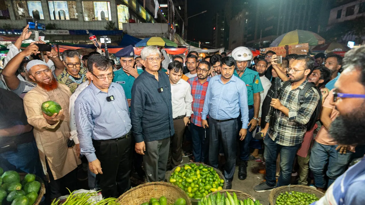 কারওয়ান বাজারে বাণিজ্য উপদেষ্টা ড. সালেহউদ্দিন আহমেদের নেতৃত্বে নিত্যপণ্যের বাজারে তদারকি কার্যক্রম পরিচালনা করা হয়। ছবি : সংগৃহীত  