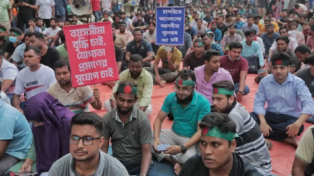 সরকারি চাকরিতে প্রবেশের বয়স ৩৫ বছর করার দাবিতে আন্দোলনকারীরা। ছবি : সংগৃহীত