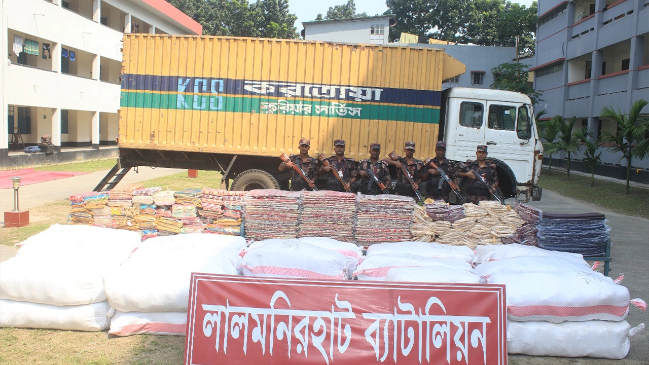 লালমনিরহাটে ভারতীয় কাপড়সহ করতোয়া কুরিয়ার সার্ভিসের একটি কাভার্ডভ্যান আটক। ছবি : কালবেলা