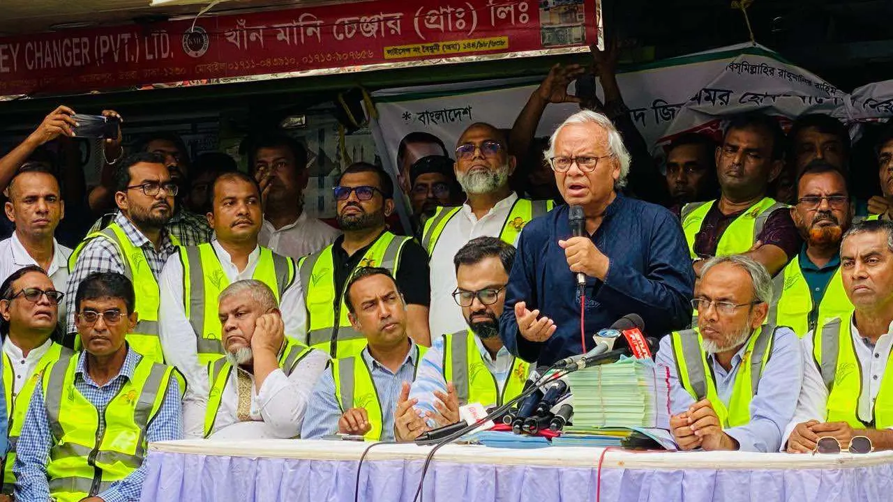 রাজধানীর উত্তরায় ডেঙ্গু মোকাবেলায় জনসচেতনতা বাড়াতে লিফলেট বিতরণকালে রুহুল কবির রিজভী। ছবি : কালবেলা