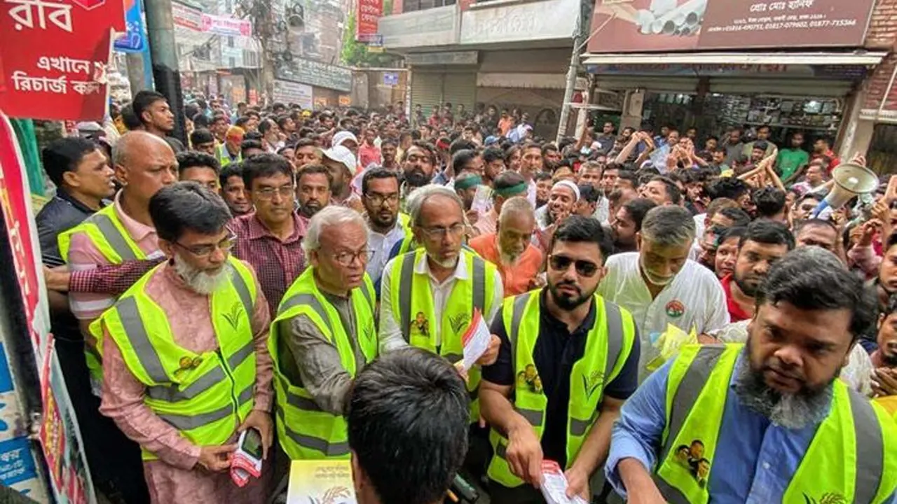 রাজধানীর গোড়ানে ডেঙ্গু প্রতিরোধে সচেতনতামূলক লিফলেট বিতরণ। ছবি : সংগৃহীত