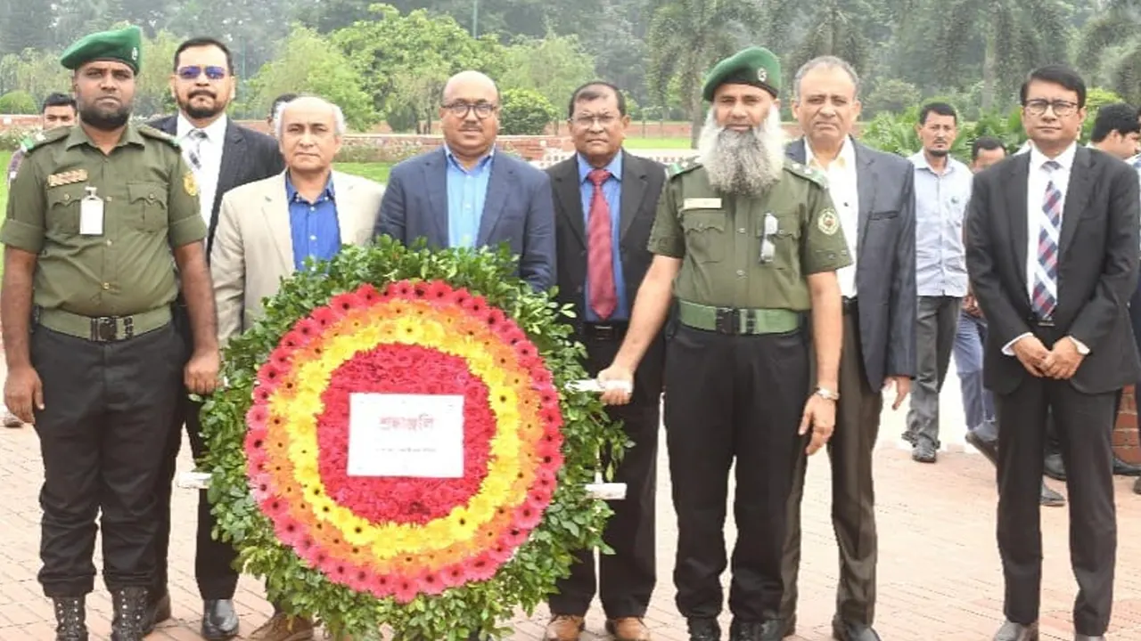 জাতীয় স্মৃতিসৌধে শ্রদ্ধা নিবেদনে পিএসসির নতুন চেয়ারম্যান। ছবি : সংগৃহীত