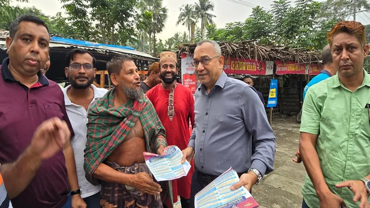 ধানের শীষ সংবলিত লিফলেট বিতরণকালে মুন্না। ছবি : সংগৃহীত