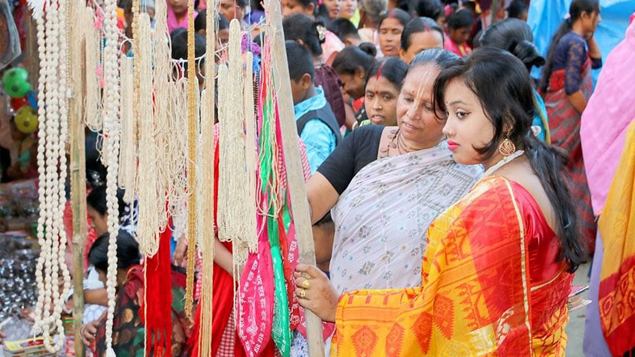 দিনাজপুরের ফুলবাড়ীতে ঐতিহ্যবাহী বউ মেলায় নারীদের অংশগ্রহণ। ছবি : কালবেলা