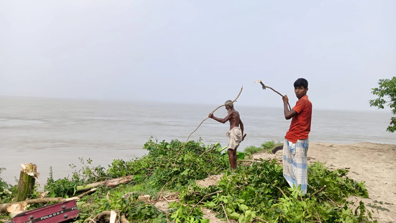 কুড়িগ্রামের চিলমারীতে নদীভাঙনের একটি চিত্র। ছবি : কালবেলা