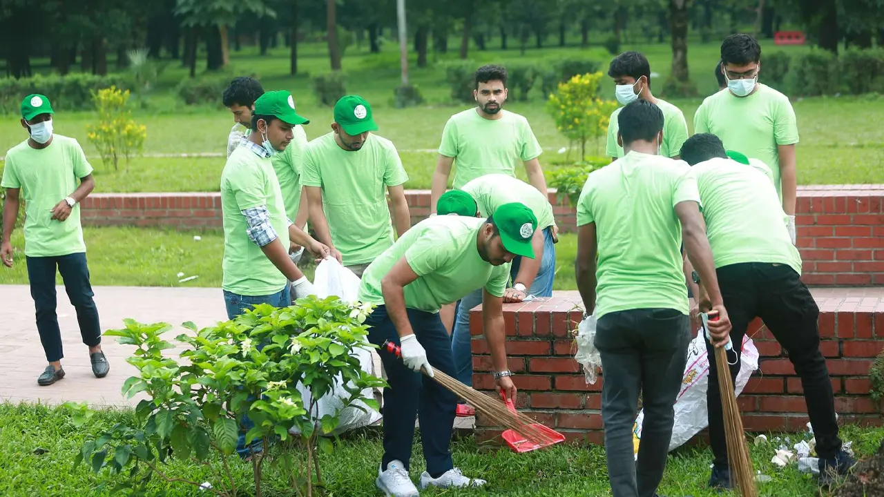 জিয়াউর রহমানের সমাধি প্রাঙ্গণ পরিষ্কার করলেন জাতীয়তাবাদী ছাত্রদলের নেতাকর্মীরা। ছবি : কালবেলা