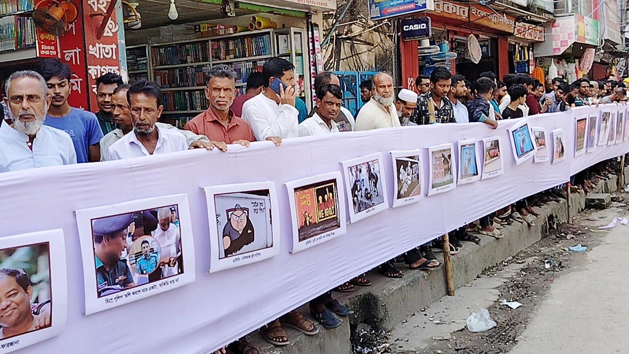 গুম, খুন ও নির্মম নির্যাতনের তিন শতাধিক আলোকচিত্র নিয়ে ‘ফ্যাসিস্ট প্রদর্শনী’তে সচেতন নাগরিক সমাজ। ছবি : কালবেলা