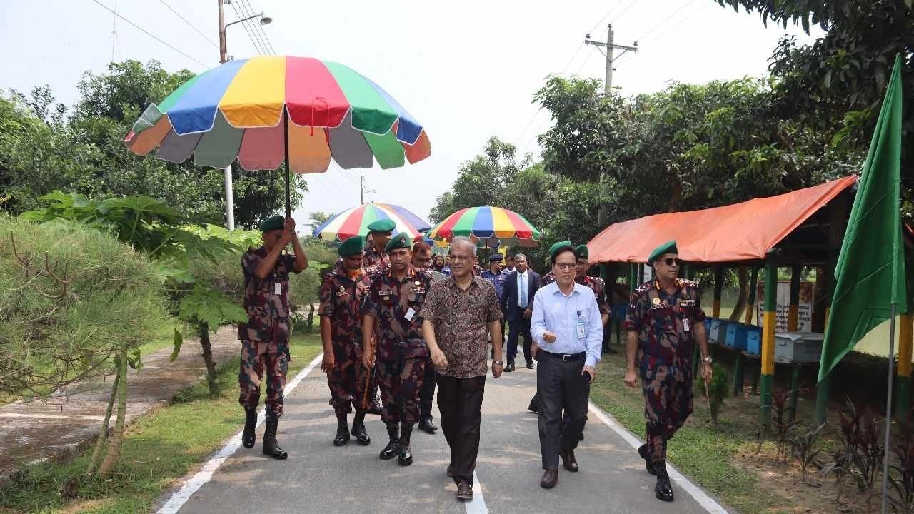 রাজশাহী বিজিবি সেক্টর সদর দপ্তরে স্বরাষ্ট্র উপদেষ্টা লেফটেন্যান্ট জেনারেল মো. জাহাঙ্গীর আলম চৌধুরী (অব.)। ছবি : কালবেলা