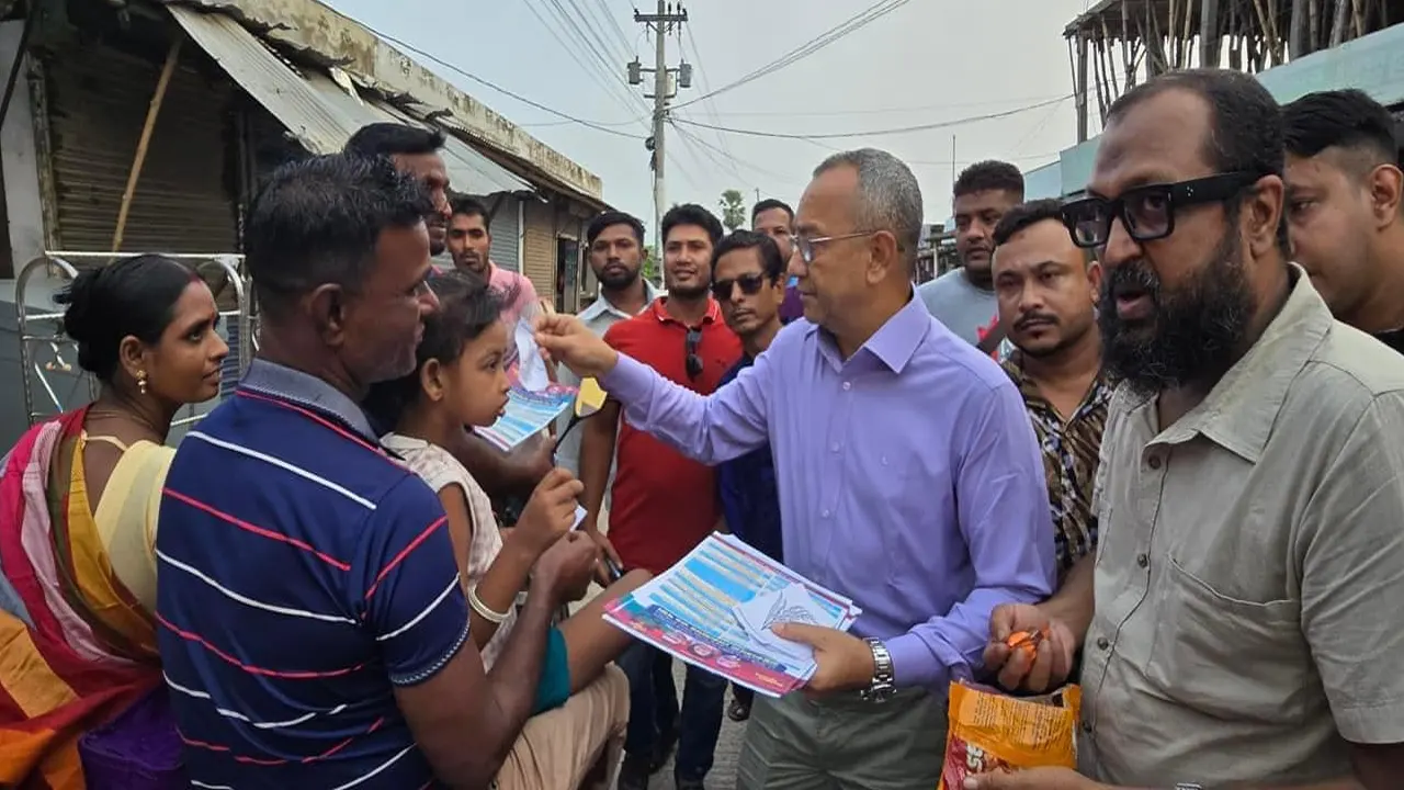 সাতক্ষীরা সদর থানা ও তালা উপজেলায় লিফলেট বিতরণ করেন যুবদলের সভাপতি আব্দুল মোনায়েম মুন্না। ছবি : কালবেলা