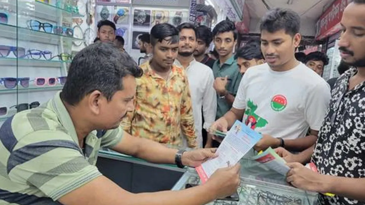 ডেঙ্গু প্রতিরোধে মিরপুরে ছাত্রদলের লিফলেট বিতরণ। ছবি : সংগৃহীত