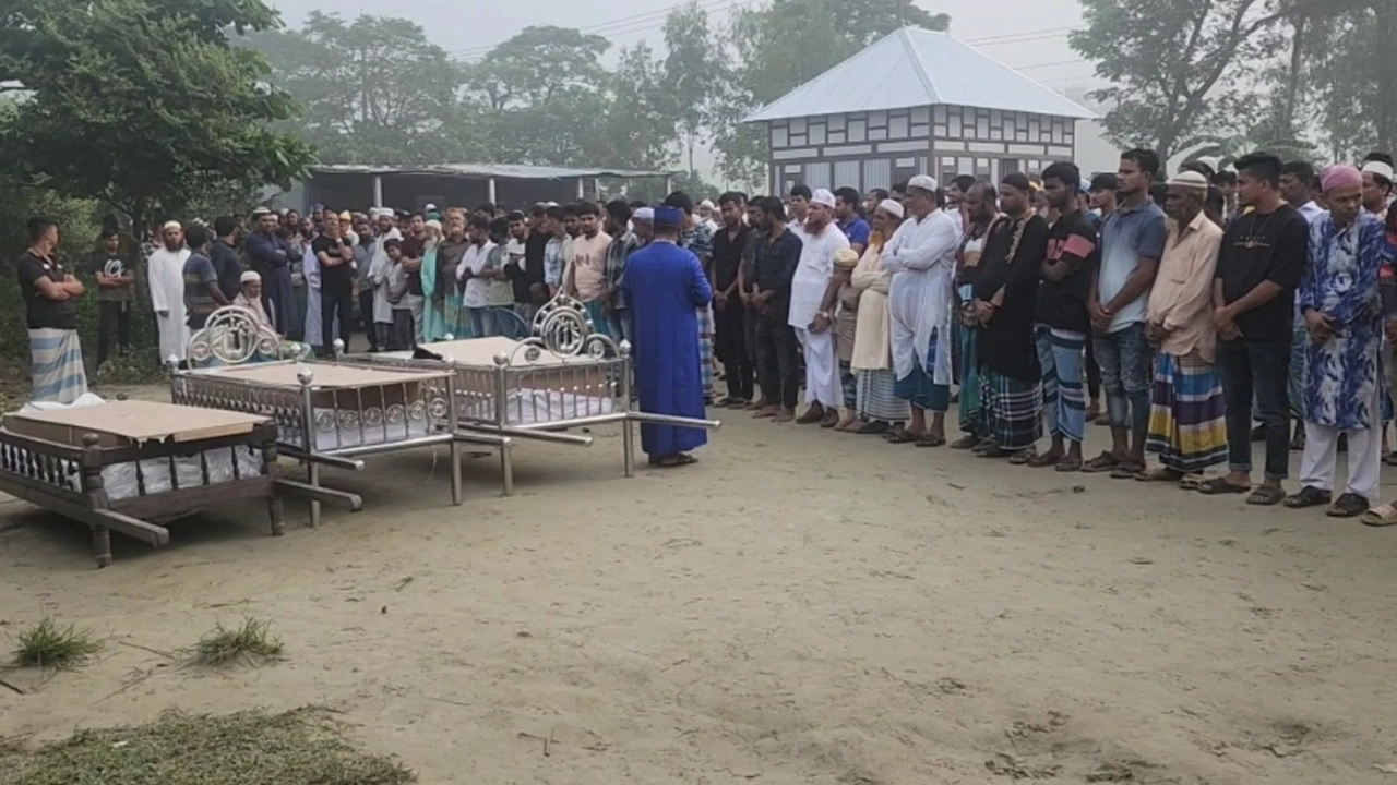 এক সঙ্গে তিন প্রবাসীর জানাজা পড়েন এলাকাবাসী। ছবি : কালবেলা