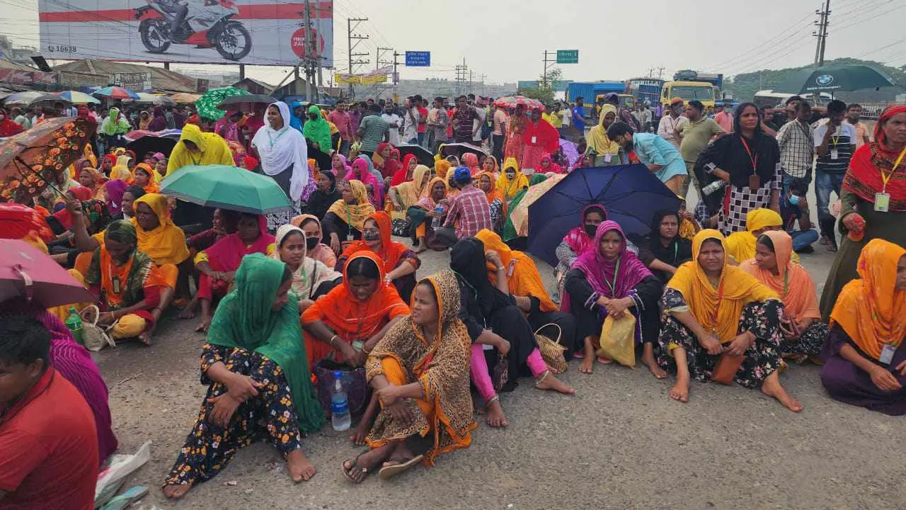 মহাসড়ক অবরোধ করে পোশাক কারখানার শ্রমিকদের বিক্ষোভ। ছবি : কালবেলা