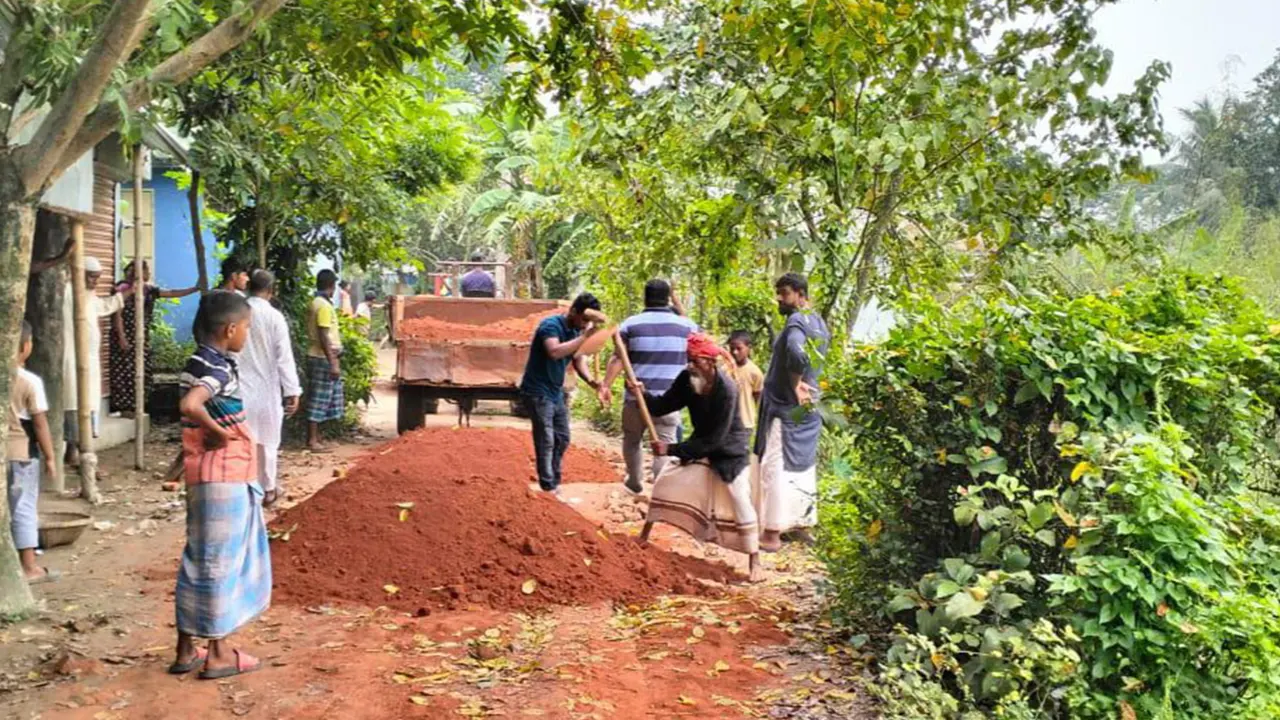 বিএনপি নেতাকর্মীদের উদ্যেগে সড়ক সংস্কারকাজ। ছবি : কালবেলা