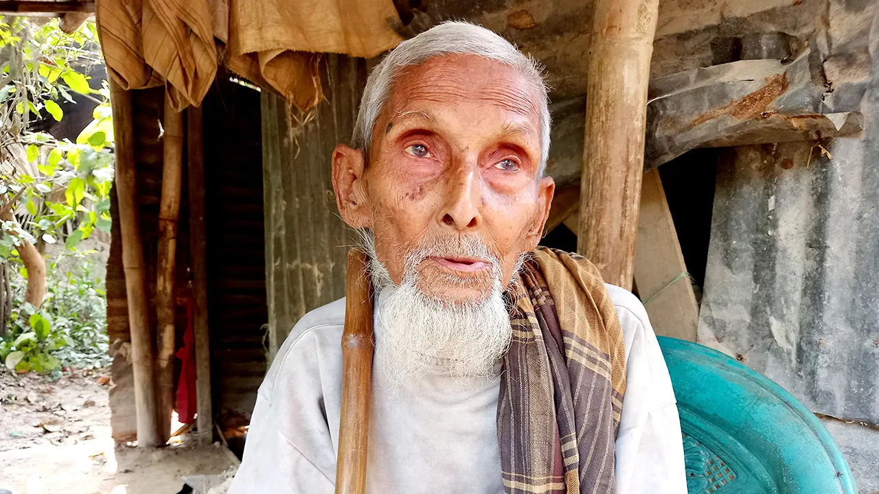 ১১ সন্তানের বাবা শতবর্ষী তাফের আলী। ছবি : কালবেলা