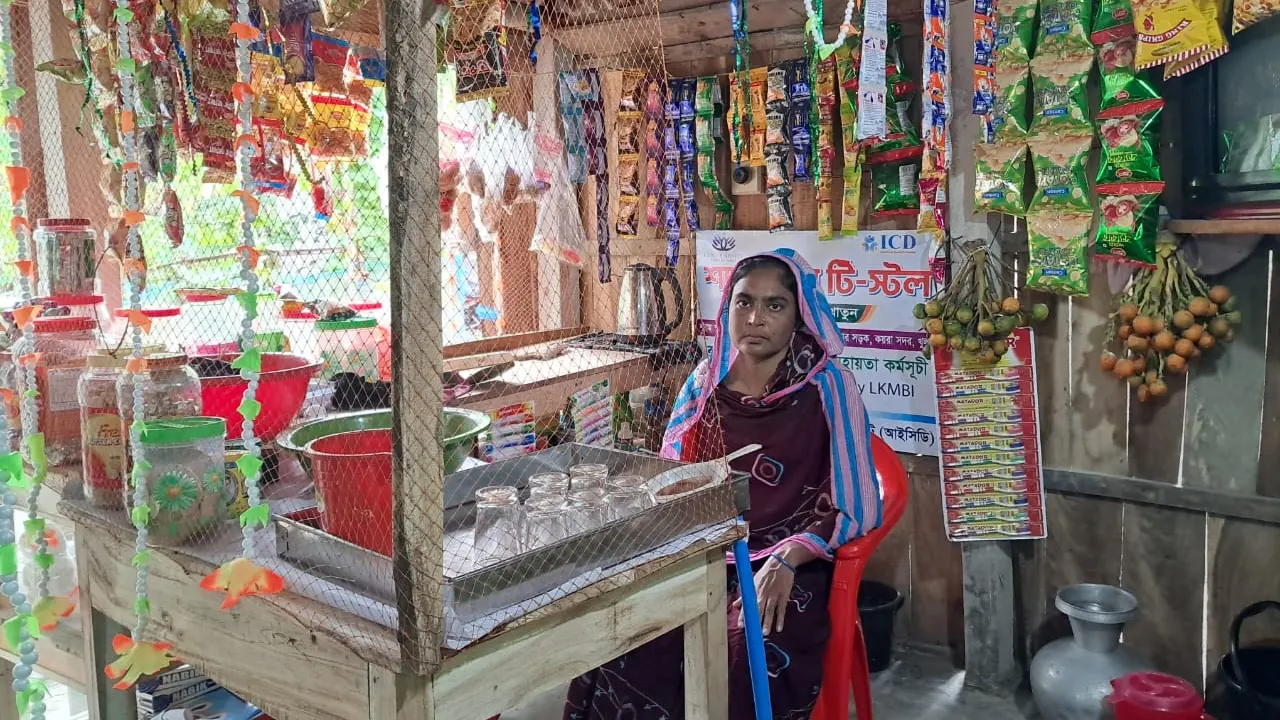 চায়ের দোকানে বাঘবিধবা হালিমা খাতুন। ছবি : কালবেলা