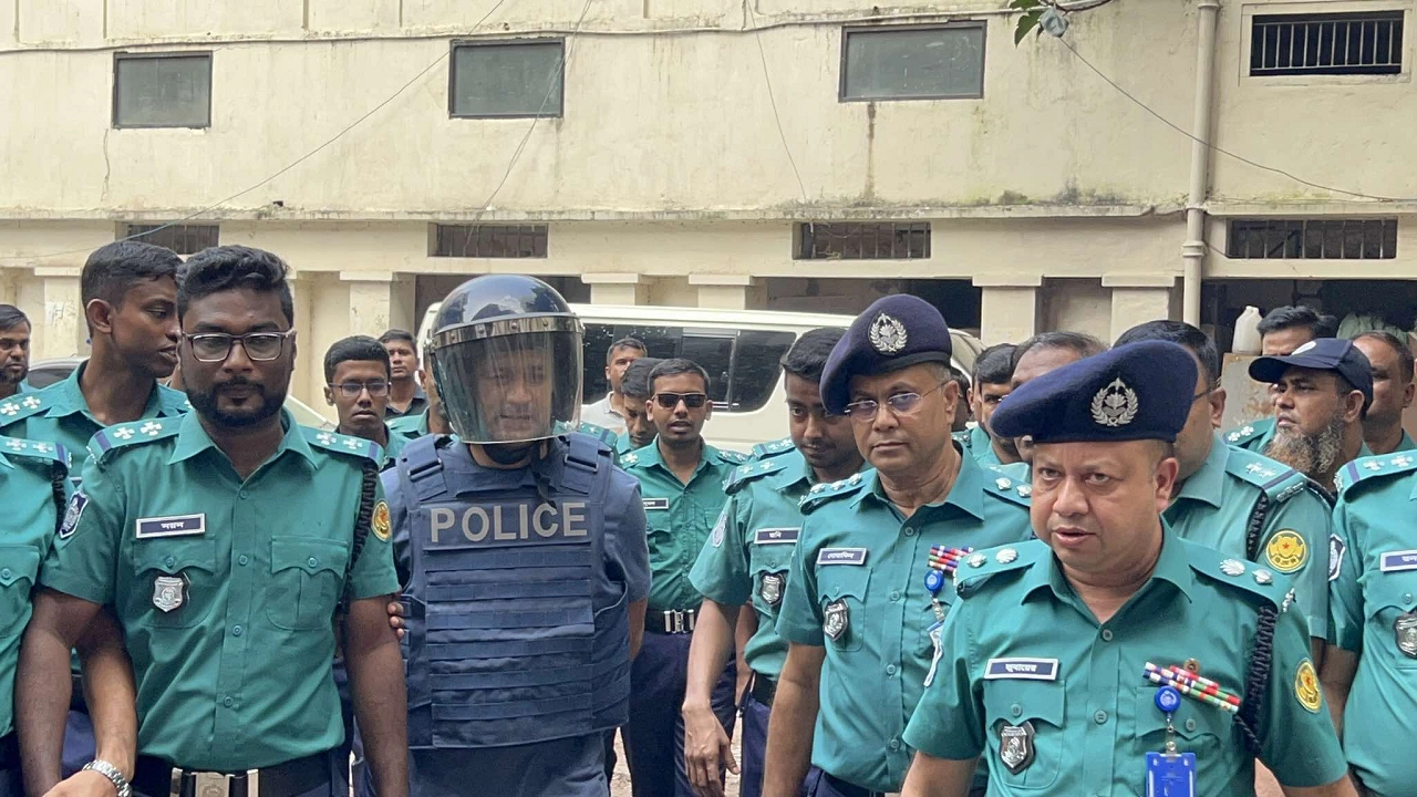 আদালত প্রাঙ্গণে পুলিশের কঠোর নিরাপত্তায় ব্যারিস্টার সৈয়দ সায়েদুল হক সুমন। ছবি : কালবেলা