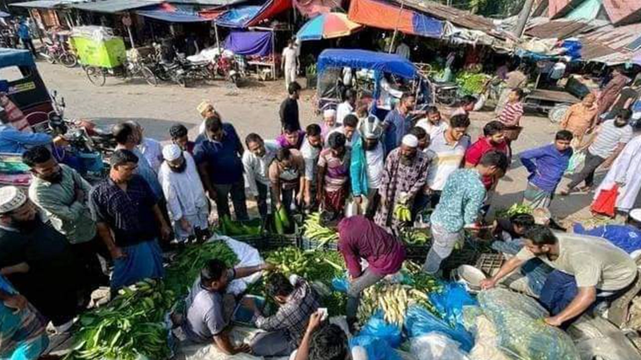 শিক্ষার্থীদের দোকানে ক্রেতাদের ভিড়। ছবি : কালবেলা