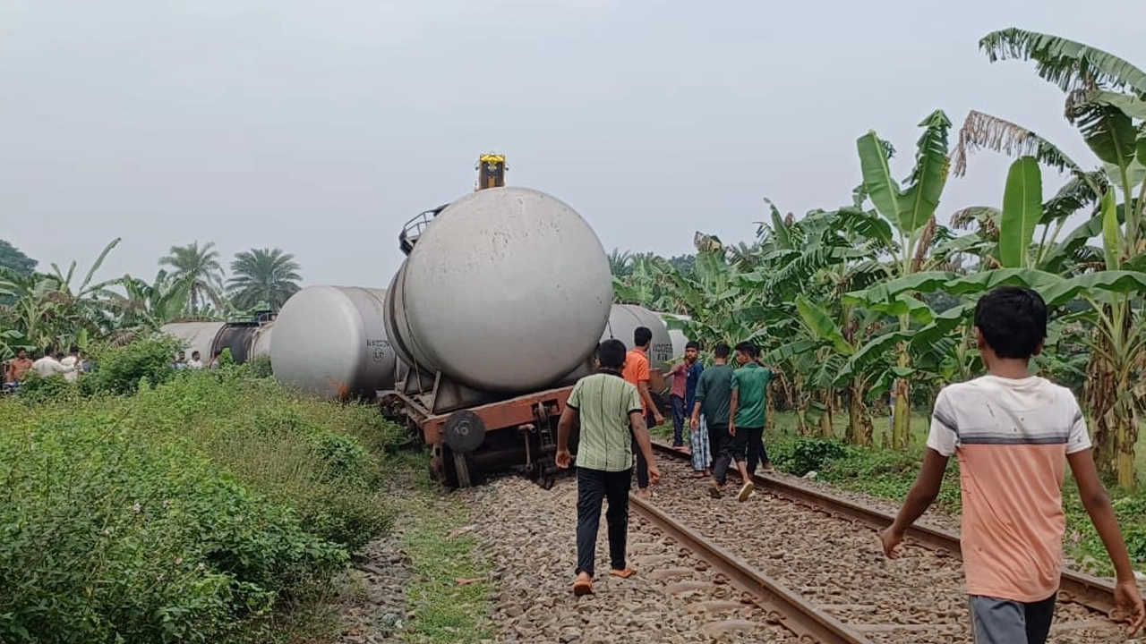 লাইনচ্যুত তেলবাহী ট্রেনের বগি। ছবি : কালবেলা