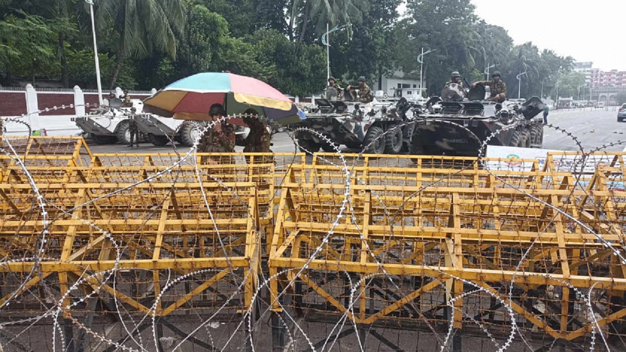 বঙ্গভবনের সামনের সড়কে কাঁটাতারের ব্যারিকেড ও কংক্রিটের প্রতিবন্ধক বসানো হয়েছে। ছবি : সংগৃহীত