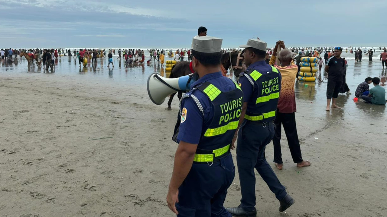 ঘূর্ণিঝড় ‘দানা’র প্রভাবে উত্তাল সাগর, সমুদ্র সৈকতে টুরিস্ট পুলিশের মাইকিং। ছবি : কালবেলা