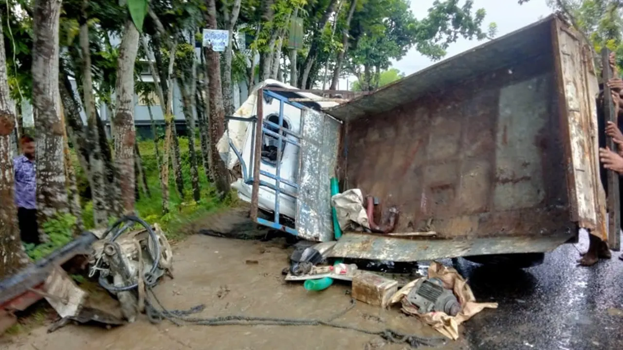 সড়ক দুর্ঘটনায়কবলিত ট্রাক। ছবি : কালবেলা