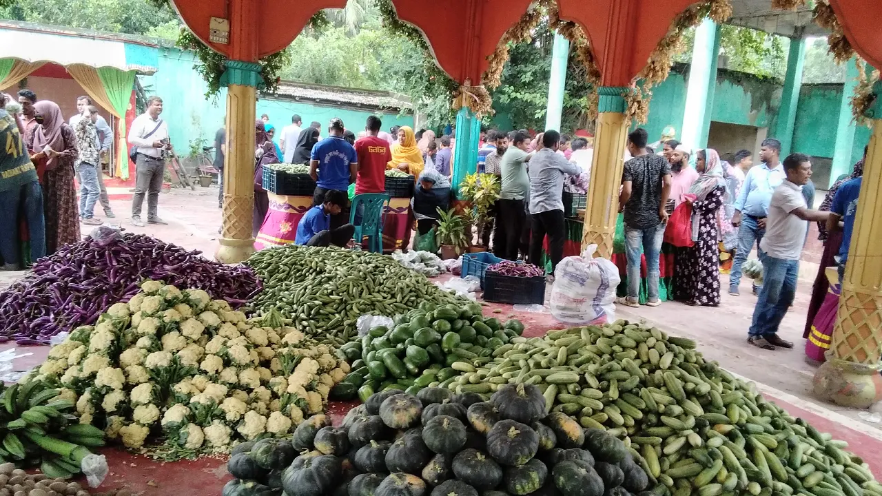 জয়পুরহাটের একটু সুখের সবজির বাজার। ছবি : কালবেলা