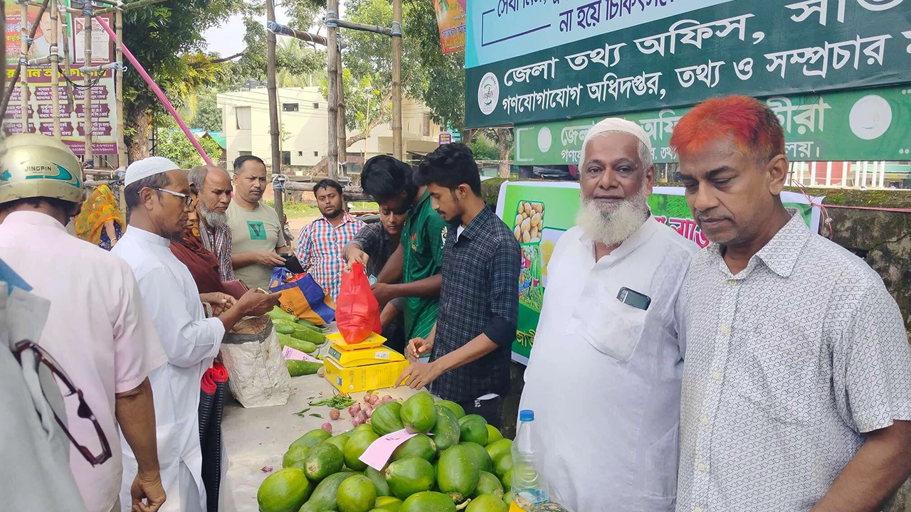 সাতক্ষীরায় বিনা লাভের দোকানে কম দামে নিত্যপ্রয়োজনীয় পণ্য বিক্রি। ছবি : কালবেলা