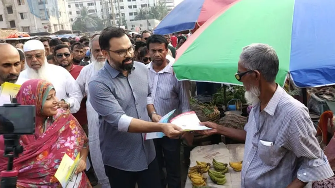 ডেঙ্গু চিকিৎসা ও প্রতিরোধে জনসচেতনতামূলক লিফলেট বিতরণ কর্মসূচি। ছবি : কালবেলা