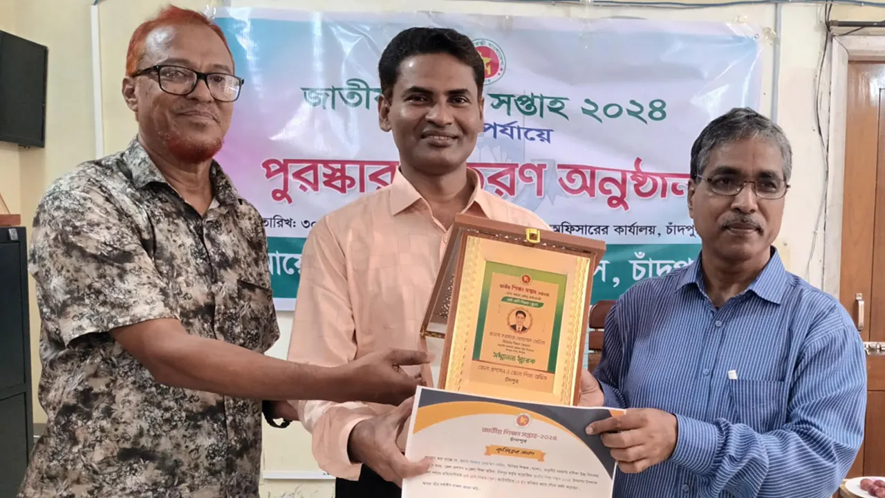 সরকার মোহাম্মদ সেলিমের হাতে সম্মাননা স্মারক ও সনদ তুলে দেন জেলা শিক্ষা কর্মকর্তা প্রাণ কৃষ্ণ দেবনাথ। ছবি : কালবেলা