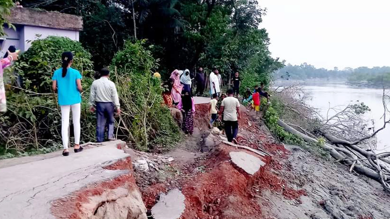 নদীভাঙনে বিলীন হচ্ছে ফেনীর সোনাগাজীর বিস্তীর্ণ জনপদ। ছবি : কালবেলা