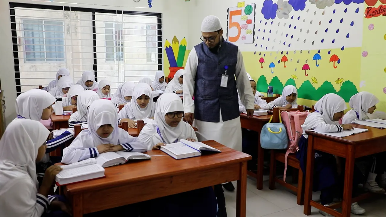 ক্লাসে উইটন ইন্টারন্যাশনাল স্কুলের শিক্ষার্থীরা। ছবি : কালবেলা