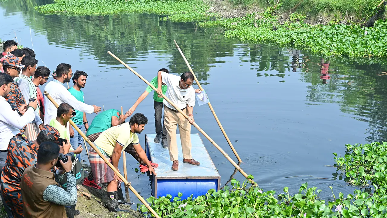 খাল পরিচ্ছন্নতার কাজে সহায়তা করছেন রাজশাহী বিভাগীয় কমিশনার ড. দেওয়ান মুহাম্মদ হুমায়ূন কবীর। ছবি : কালবেলা